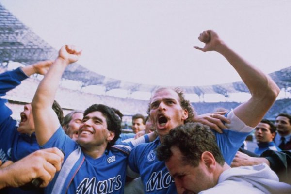 Vợ cũ: Bất cứ ai yêu Maradona 