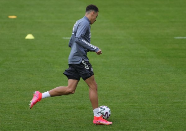 Ảnh: Iten Yanghui và Alfonso Đ