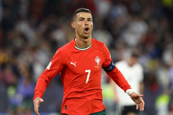 Ronaldo thừa nhận là sợ hói: N